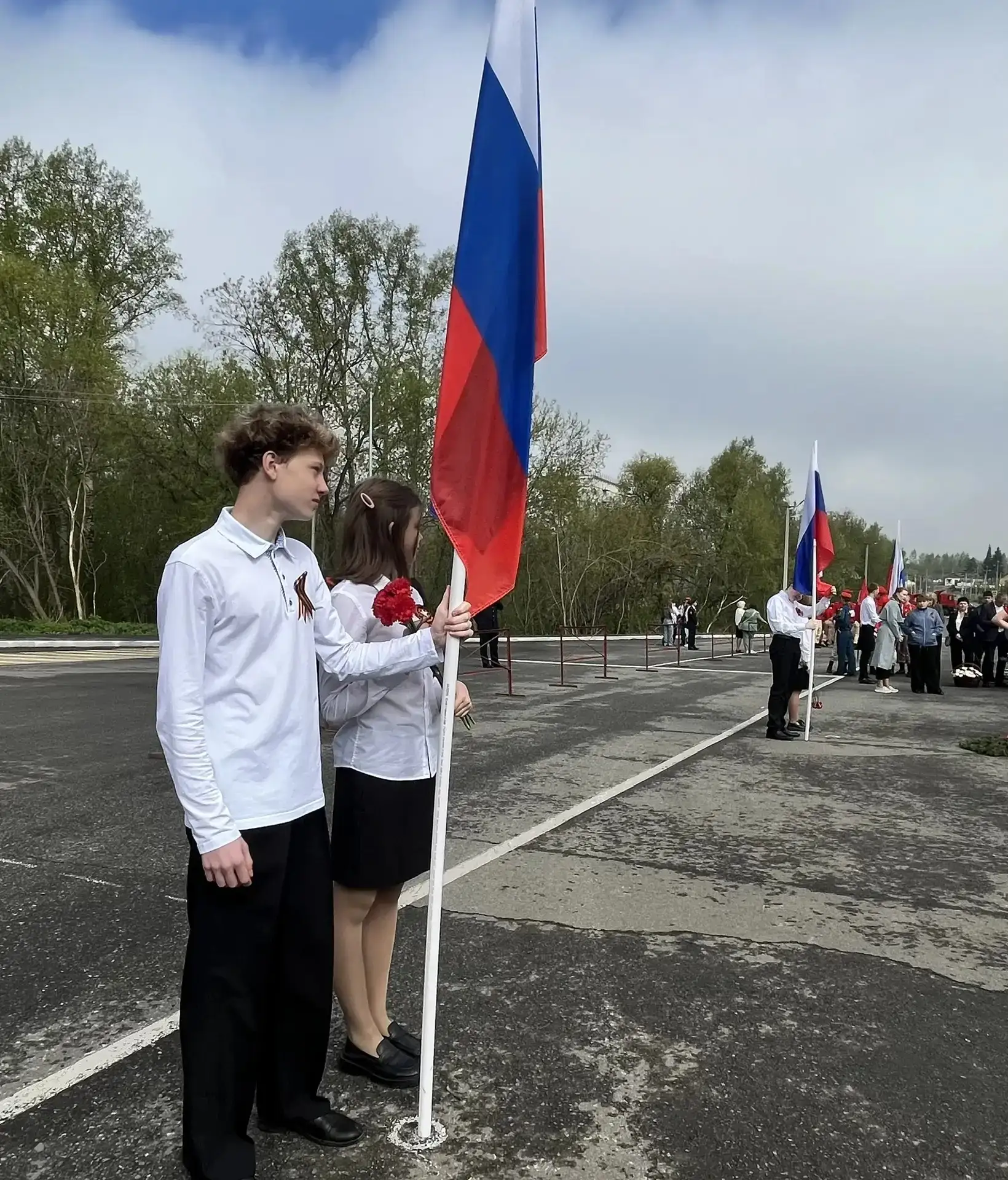 🎗️ Сегодня, 9 мая, наши педагоги и ребята вышли на улицы города вместе с «Бессмертным полком». 🕯️ В 