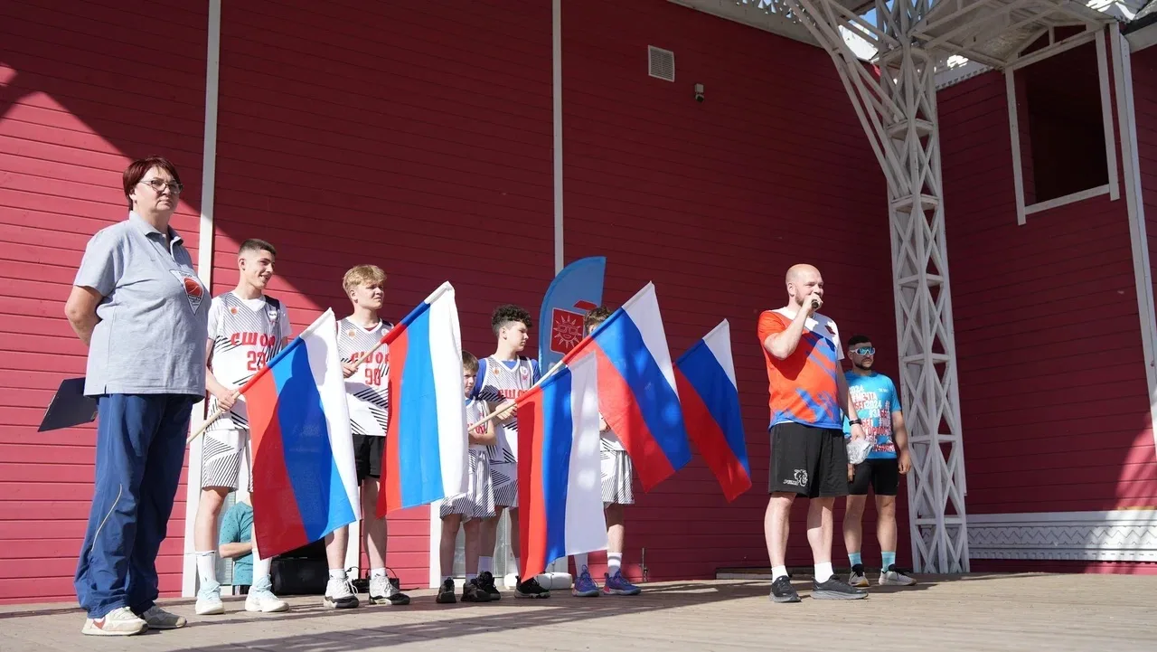 Забег, посвящённый Дню России, прошёл сегодня в парке Ветеранов.
 
В нём приняли участие более 60 че