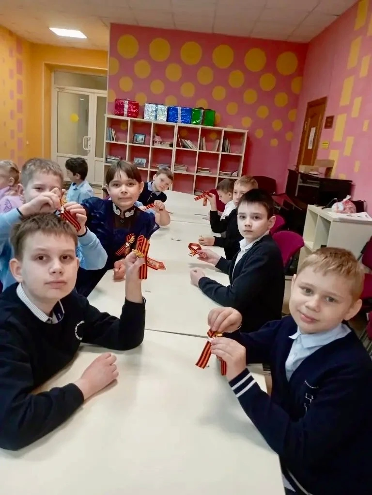 🕊️ Школа, полная памяти и гордости! 🕊️  Представьте: окна нашей школы теперь украшены белыми журавля