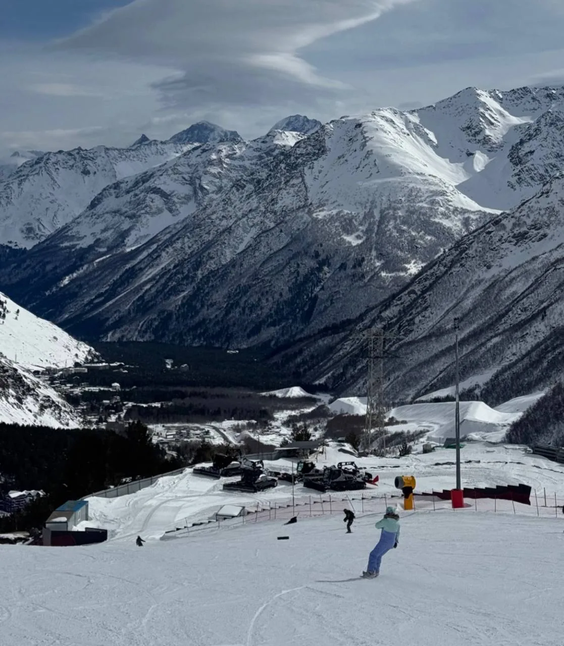 🏂 Доброе утро, дорогие гости курорта! Сегодня 12 февраля, четверг, на курорте открыты:

🚠 Канатные