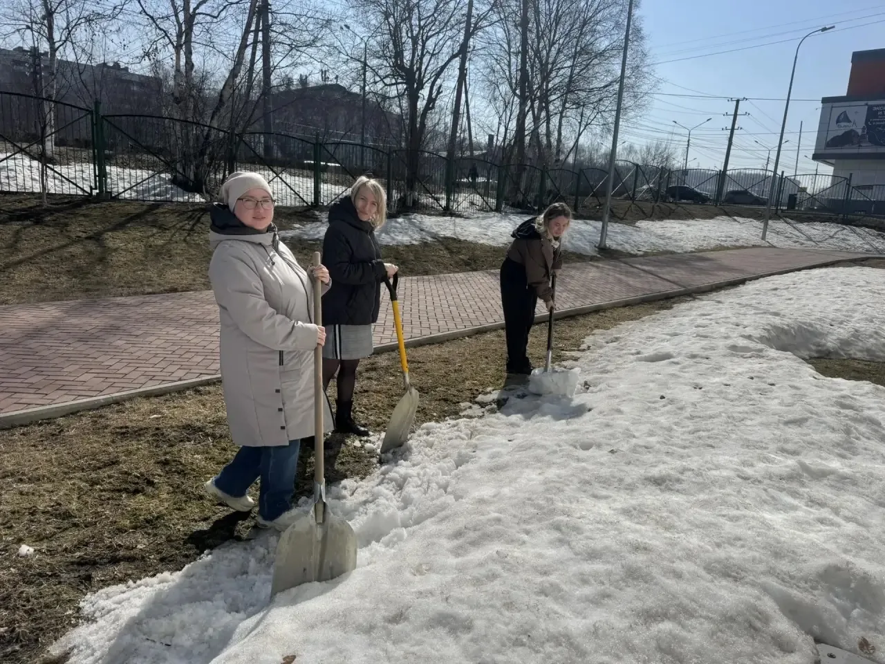 🧹 В МАОУ СОШ №6 города Южно-Сахалинска прошла первая «Чистая пятница» ❄️   ✨В рамках акции учителя н