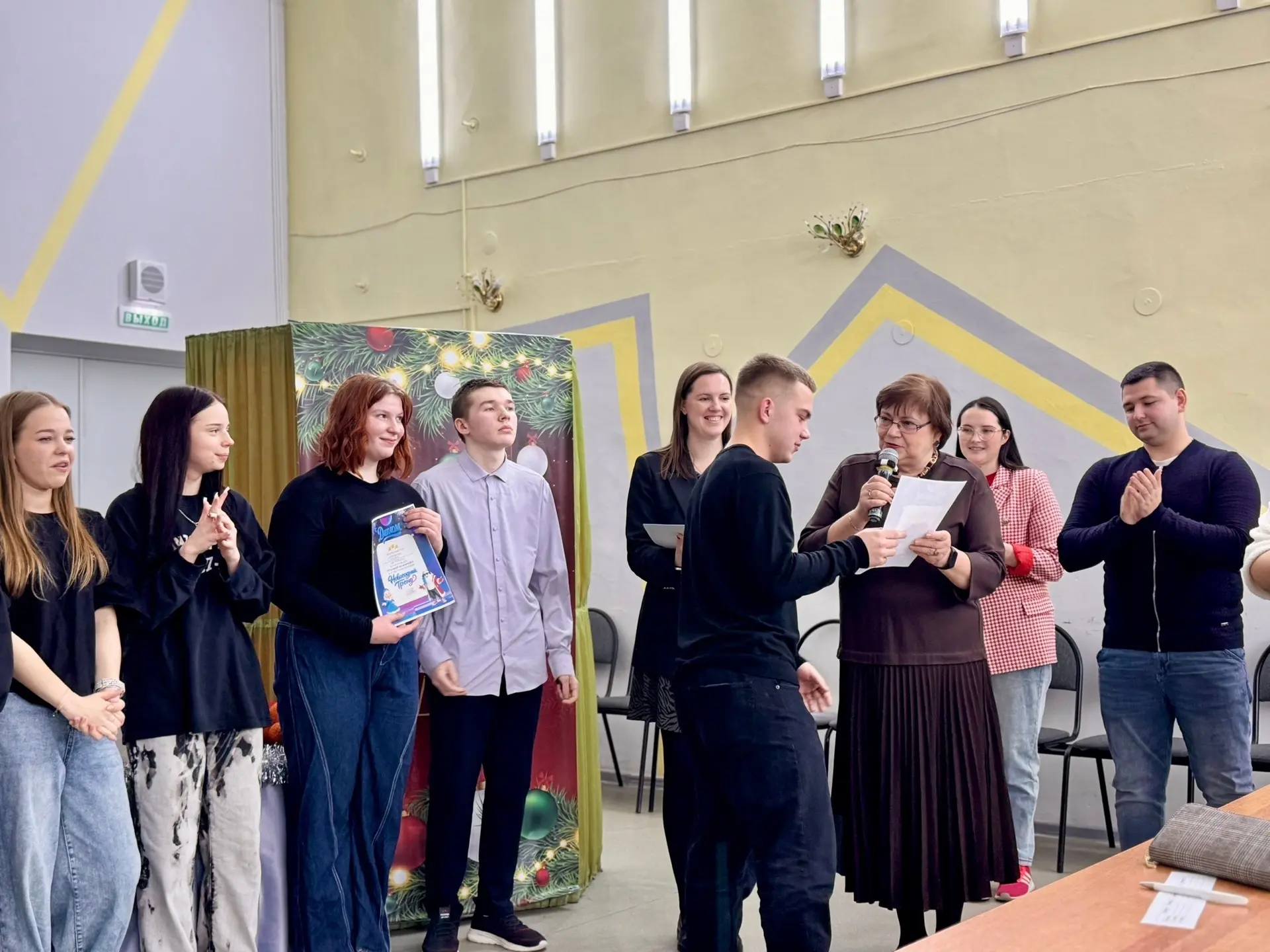 🎉✨«Новогодний тренд»✨🎉  ❄️В нашей школе прошла незабываемая новогодняя вечеринка для 9-11 классов. К