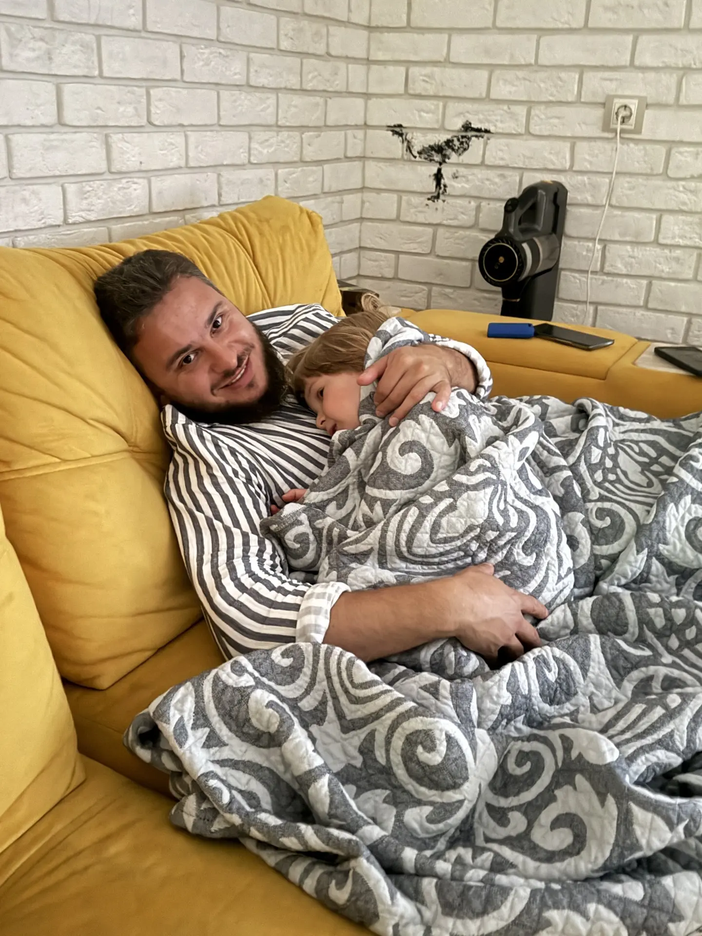 А чем вы заниматься, братья и сестры?)) 

Если что, на стене клякса 🤷‍♂️😅

Всем доброго вечера!