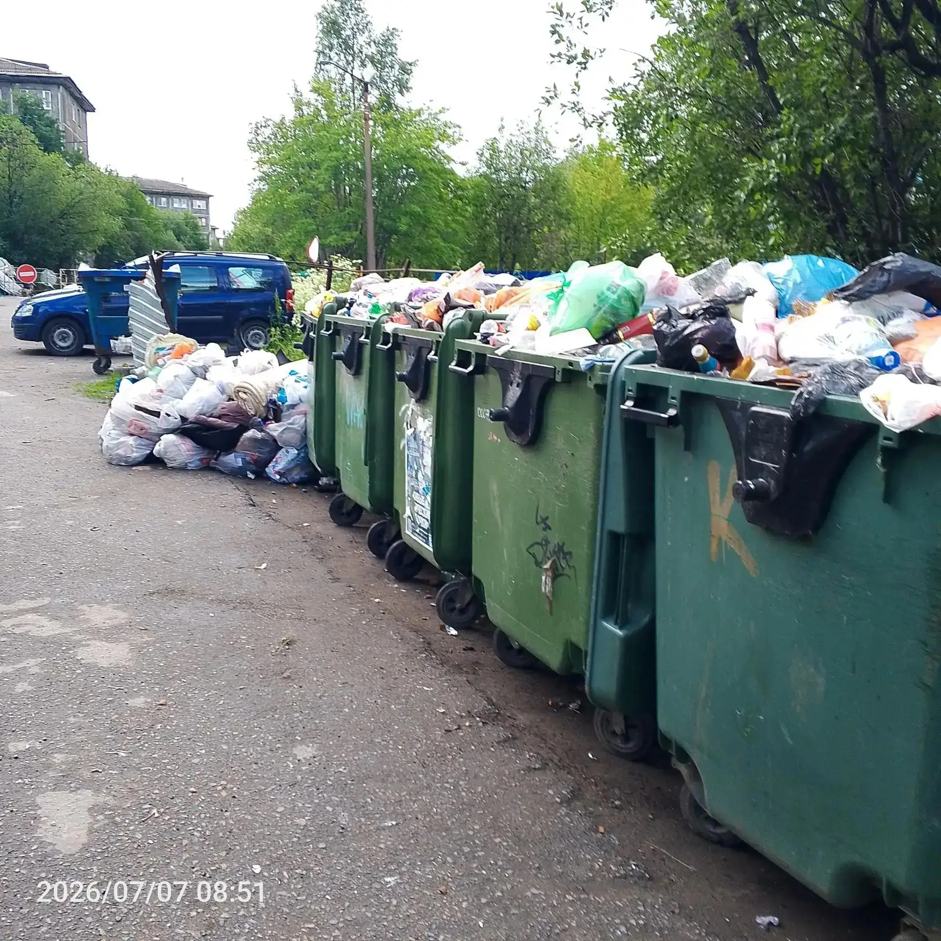 😕Вроде не зима на улице, дороги не скользкие, гидравлика не замерзает...Но мусоровоз н...
