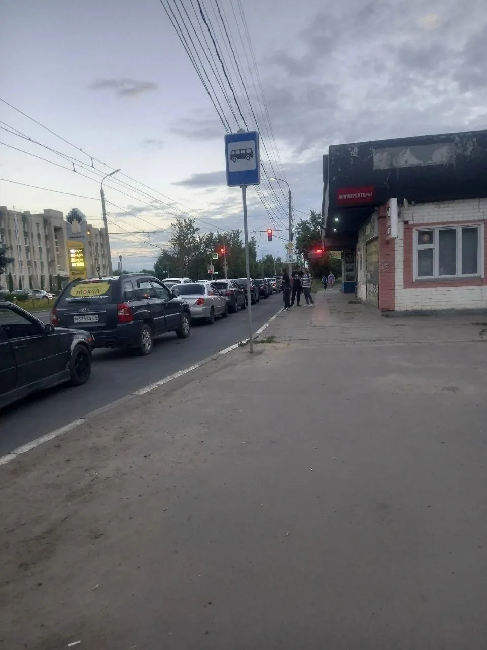 🌆 Московское шоссе: остановка перекрыта, пробки из-за закрытой заправки