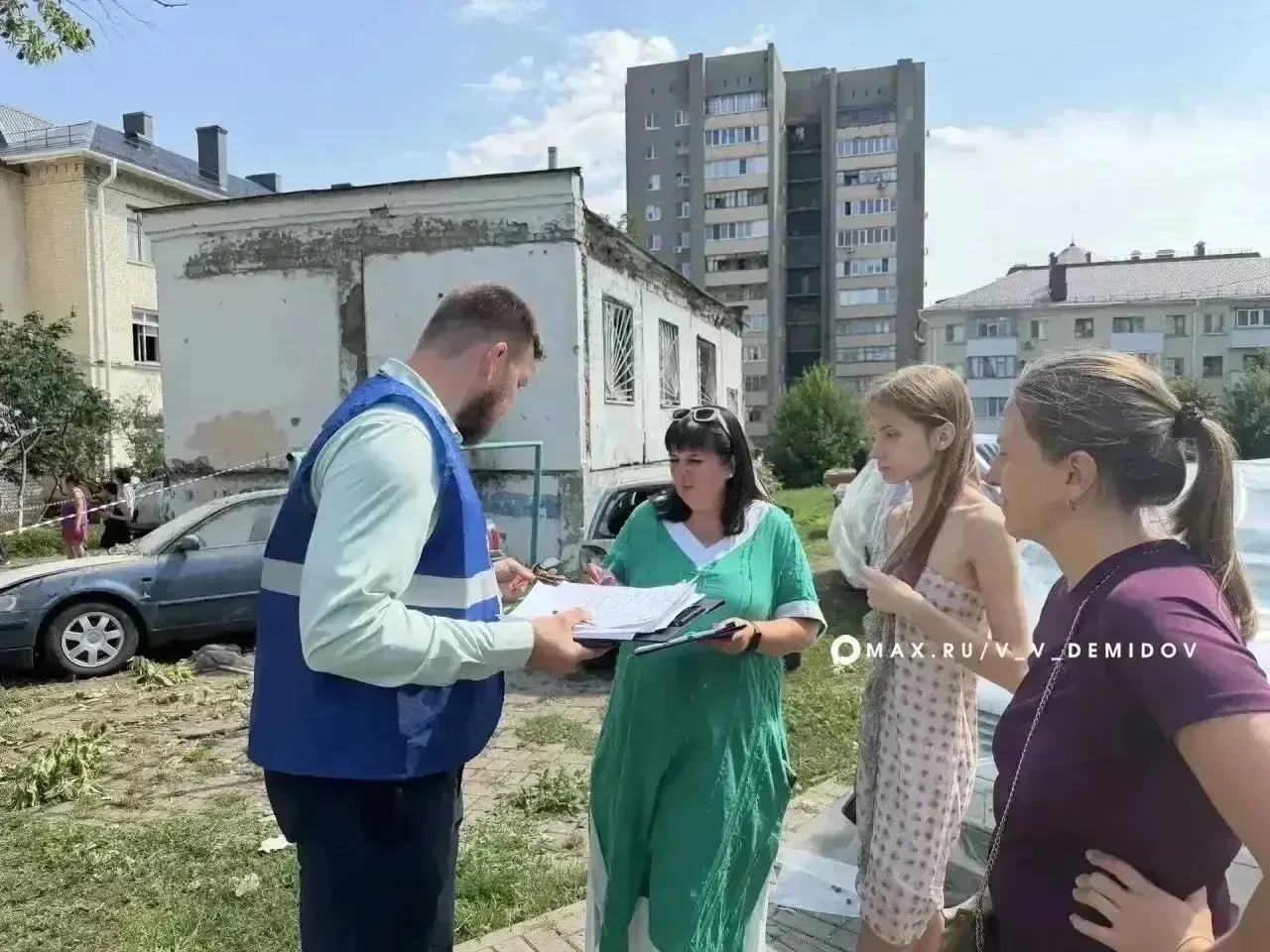 Коммунальные службы и городские управы с раннего утра занимаются ликвидацией последстви...