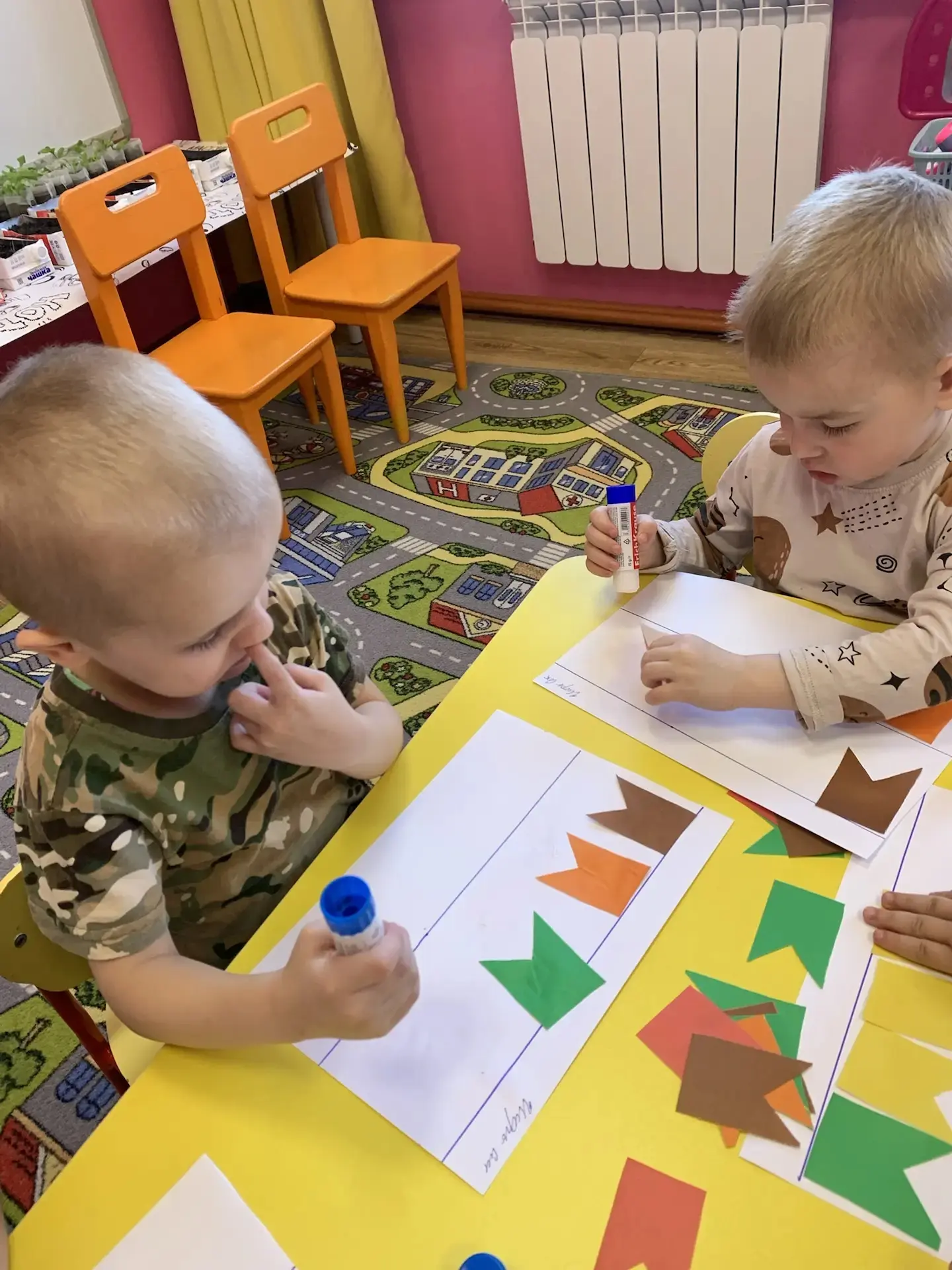 На свой флажочек, синенький,