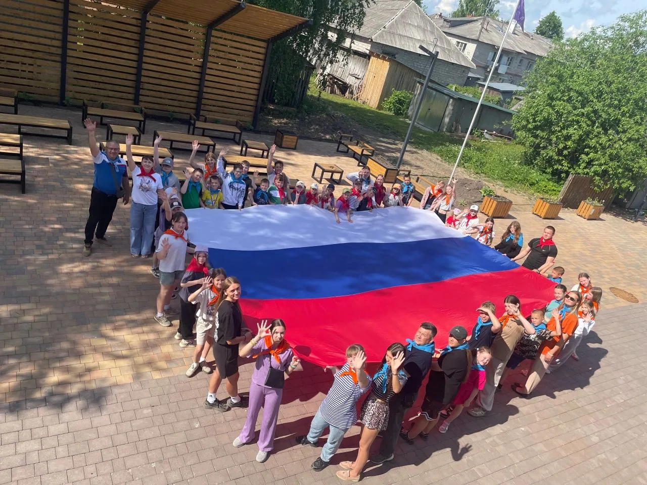 ✨9 июня в лагере «Смена Первых: Лови волну» утро началось с бодрой зарядки, а день прол...