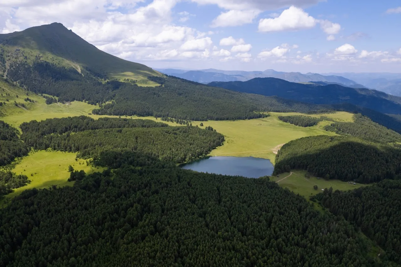 🌊  Озеро Хурла-Кёл, Карачаевский район
#КарачаевоЧеркесскаяРеспублика
📌 Озеро окружено альпийскими
