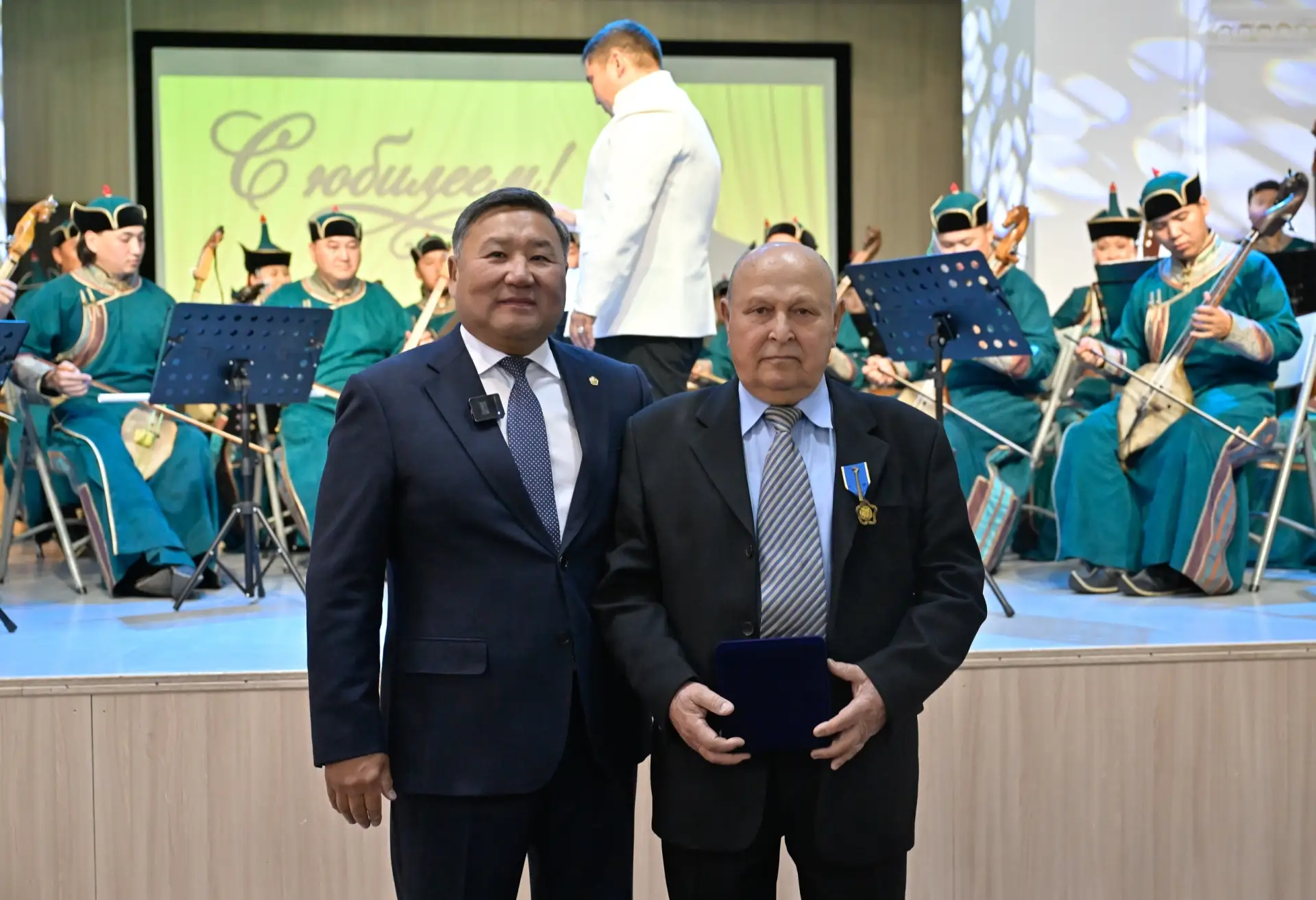 💐Владислав Ховалыг поздравил заслуженного работника культуры России Виктора Нагорного ...