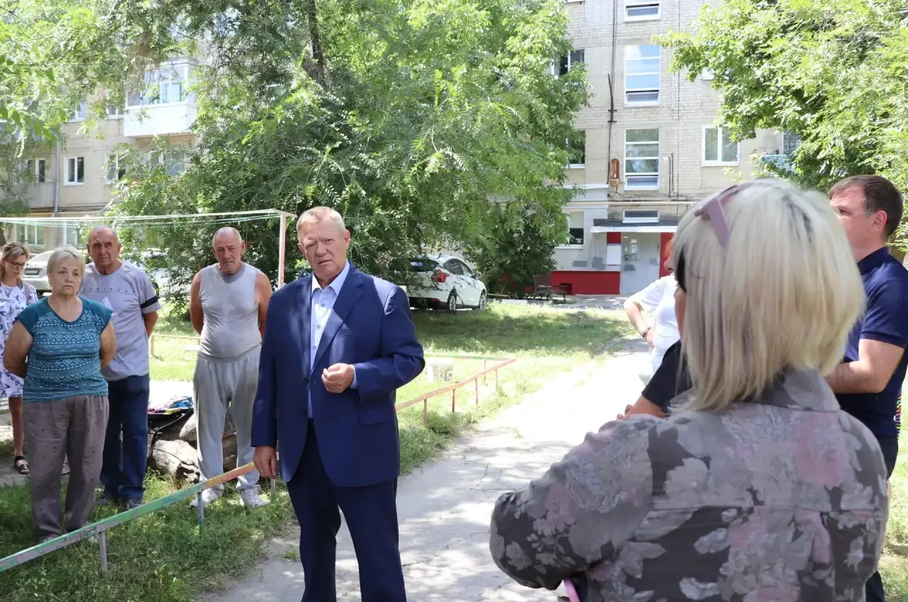 В Заводском районе побывал во дворах Крымского тупика. Ранее уже встречались там с жителями по вопро