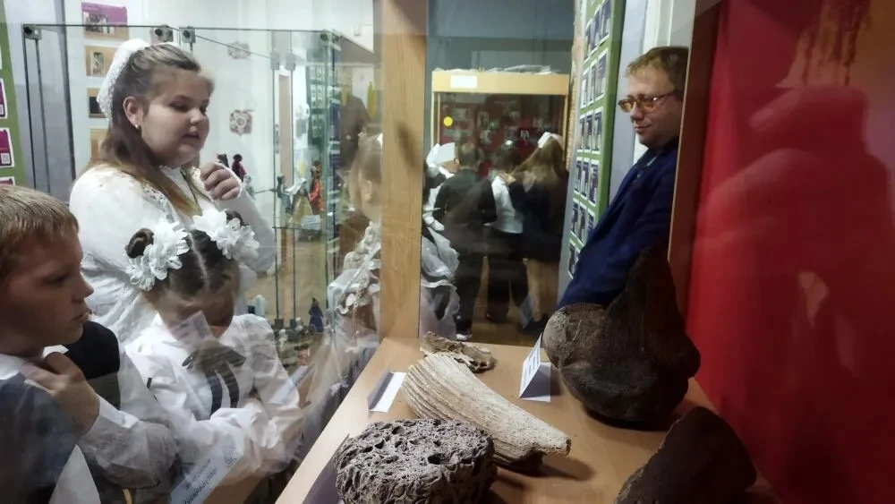 Сегодня для обучающихся 4В класса Лебяжьевской средней школы первое сентября было особе...