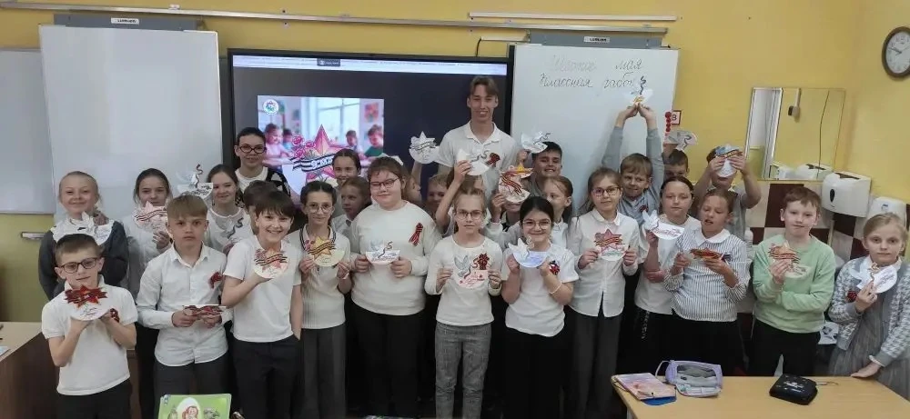Память в каждой открытке🕯️  Учащиеся 10А класса провели мастер-класс для ребят 2Э и 3Б классов по со
