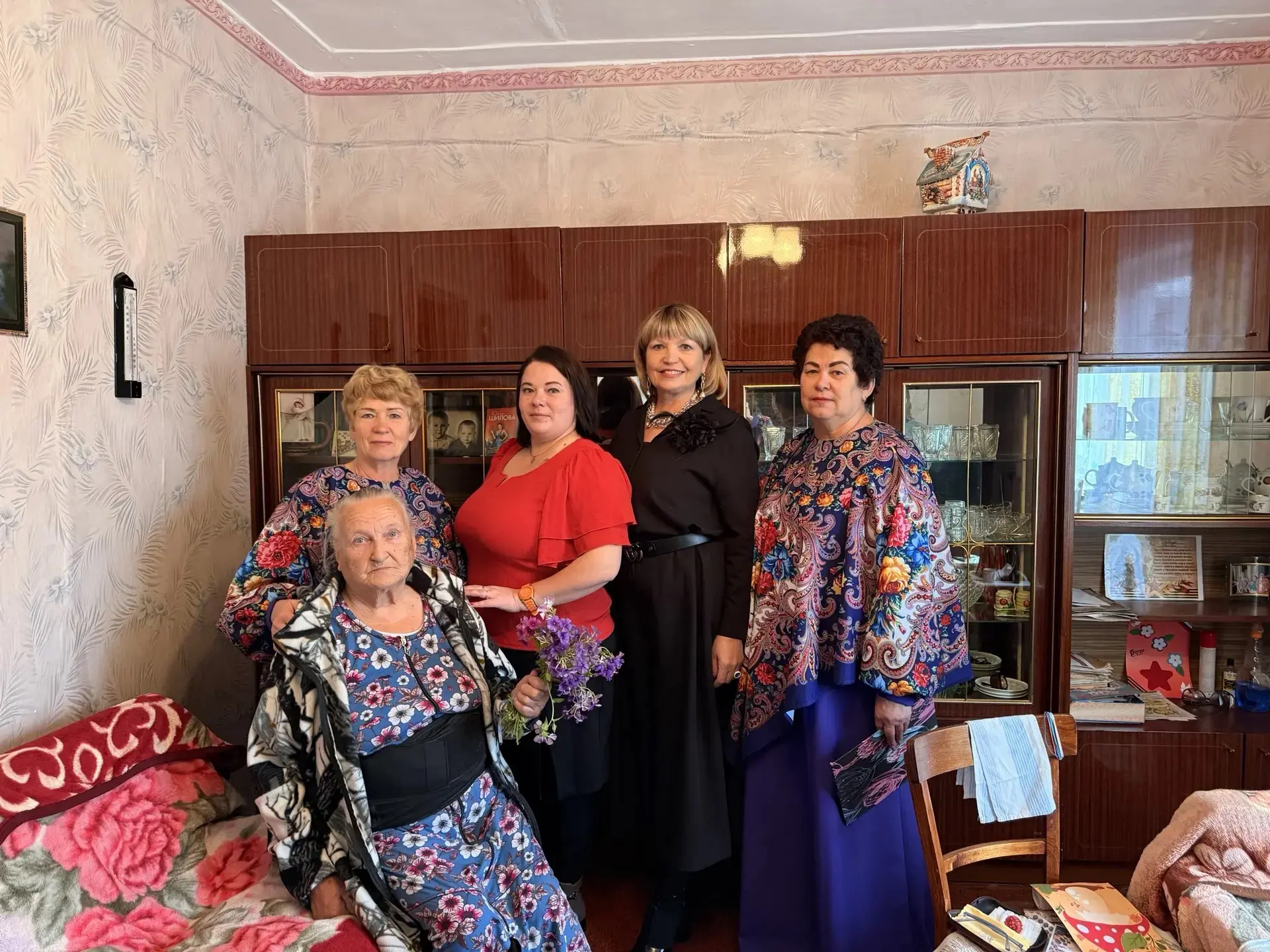 🕊️ С теплом и уважением к старшему поколению!
