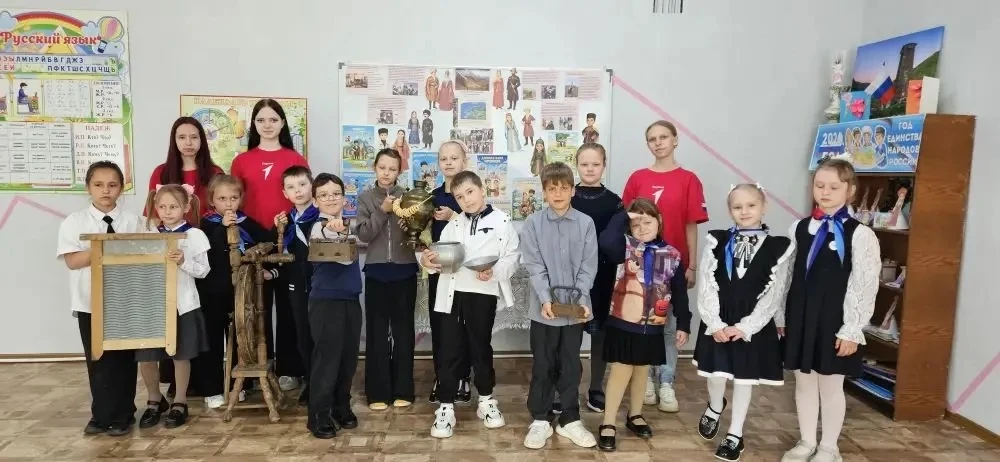 В честь Международного дня музеев активисты  Движения Первых подарили ученикам начальных классов нас