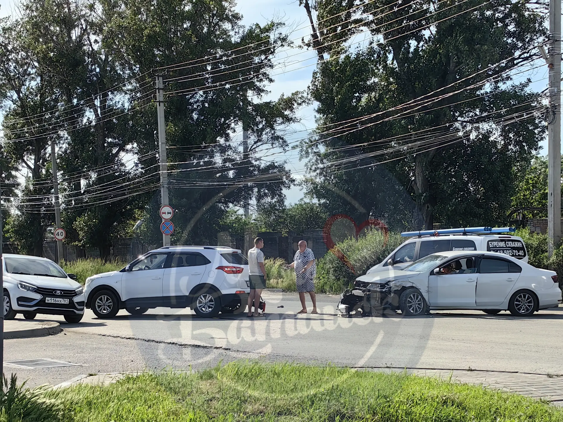 Hyundai и Volkswagen местного таксиста в фуражке не поделили дорогу в районе гипермаркета на М. Горь