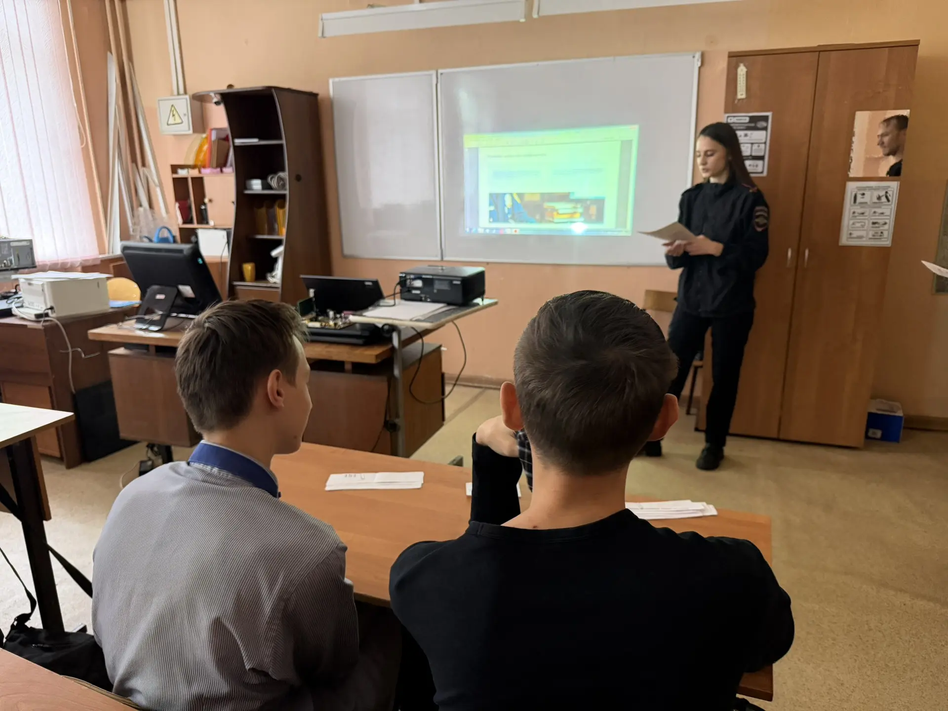 Сегодня к нам приходил инспектор ПДН, чтобы провести профилактическую беседу со старшек...