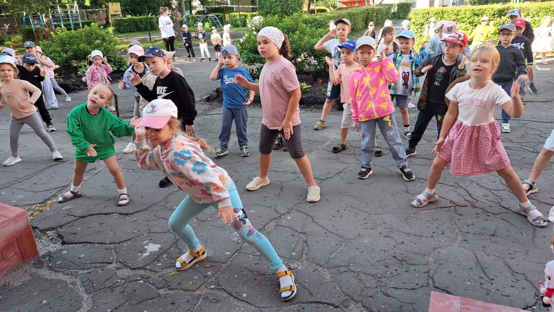 ☀️ Заряд бодрости на весь день!
Что может быть лучше, чем начать утро с улыбки и разминки на свежем 