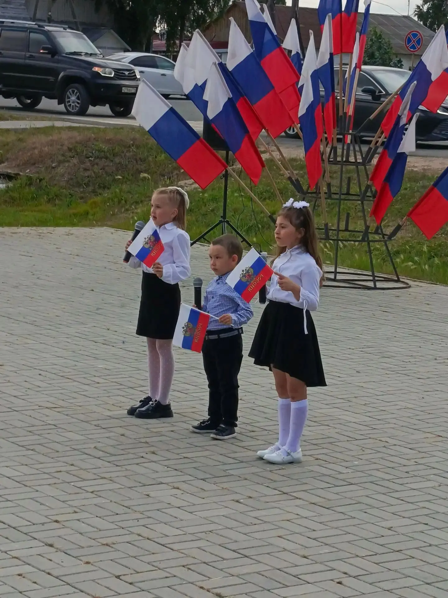 Флаг нашей страны — прекрасный, сине‑бело‑красный! 🇷🇺