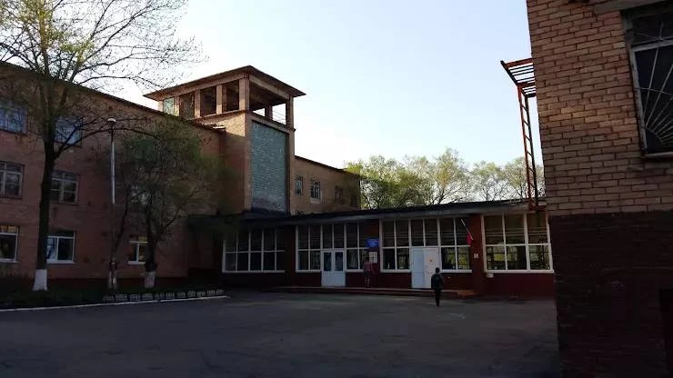 Перцовый баллончик сорвал уроки в школе Владивостока.  В школе №63 на Бородинской дети распылили пер