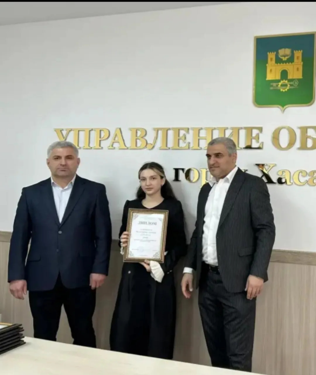 Ученица 10 класса Болатханова Эльвира награждена дипломом за победу в олимпиаде среди з...