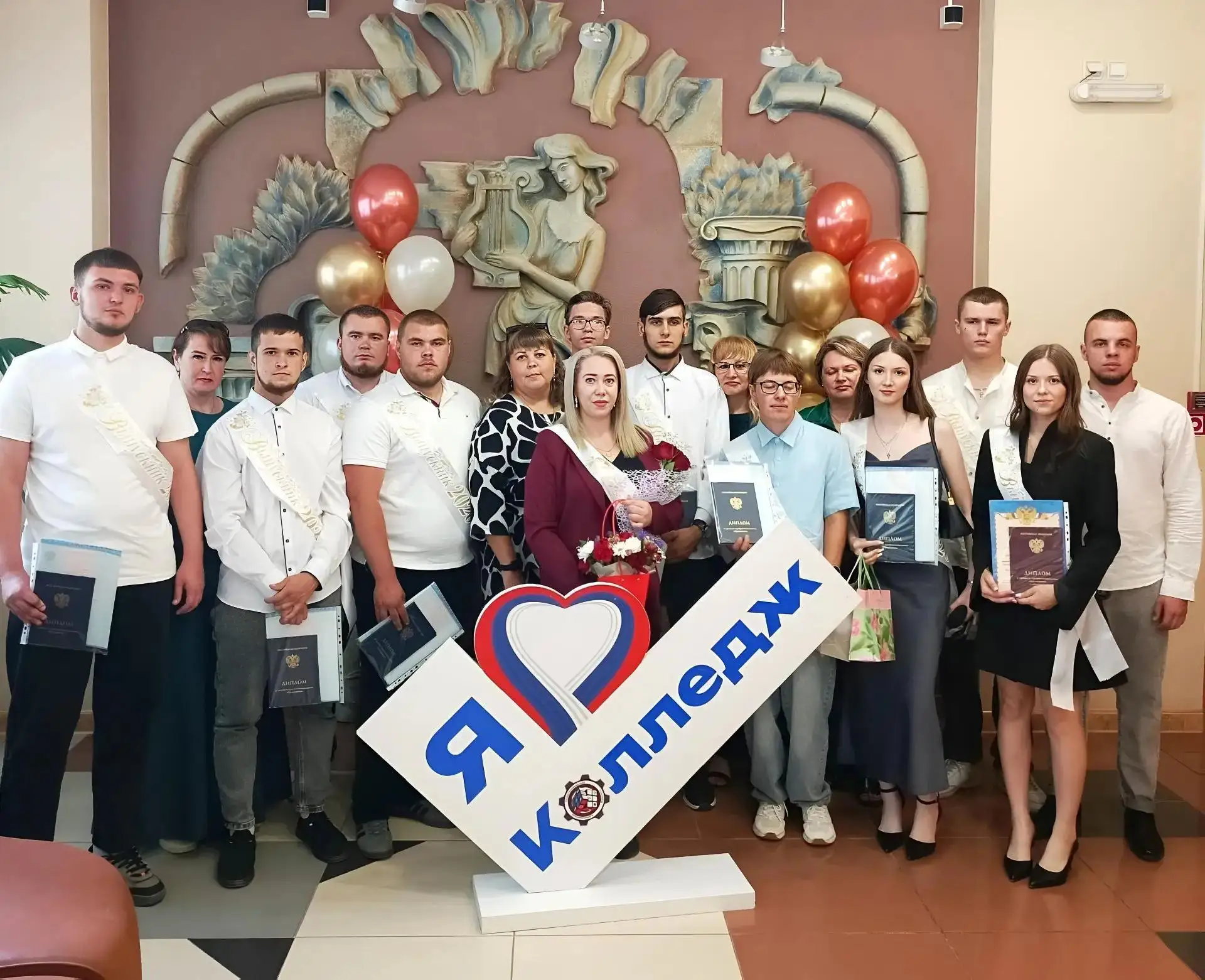 Сегодня сцена Камышинского драматического театра стала местом особенного торжества - здесь прошла це