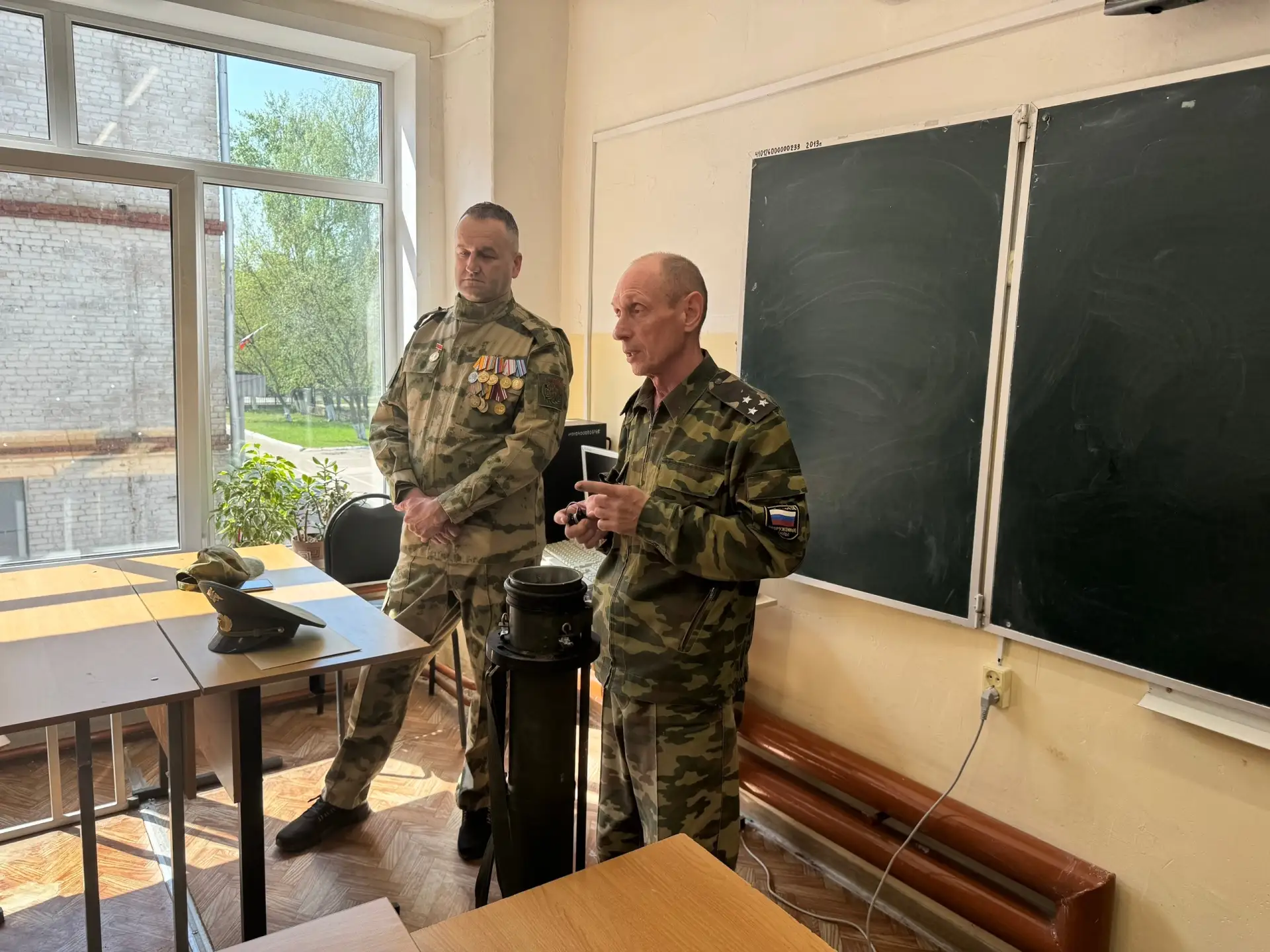 В эти майские дни, в преддверии Дня Победы, в нашей школе прошли особые встречи для старшеклассников