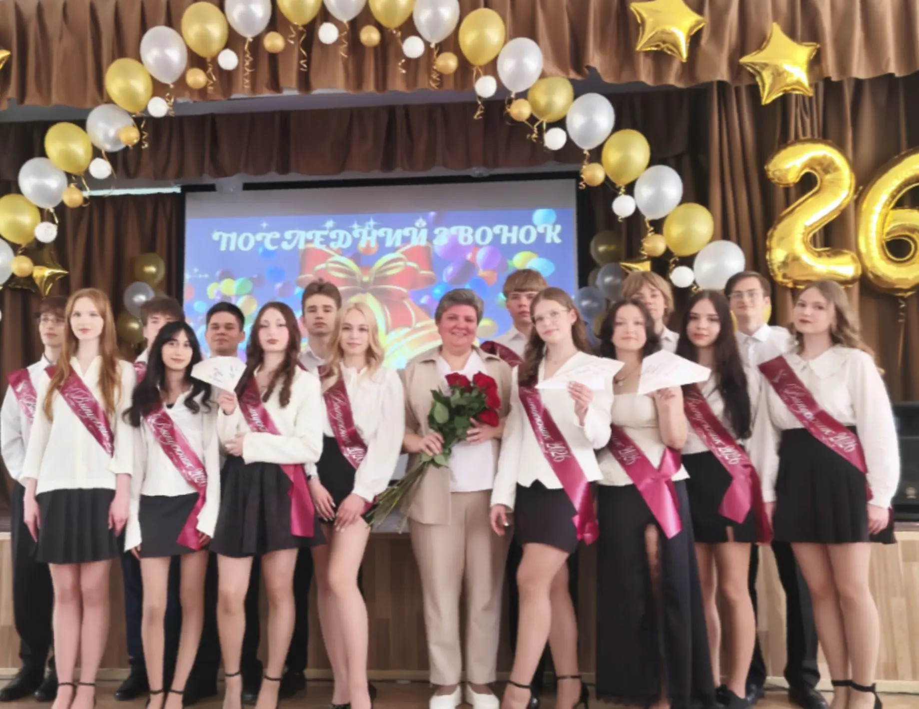 🌟✈️ Выпускной 11-х классов: искренние поздравления, слёзы счастья и последний звонок 🔔.