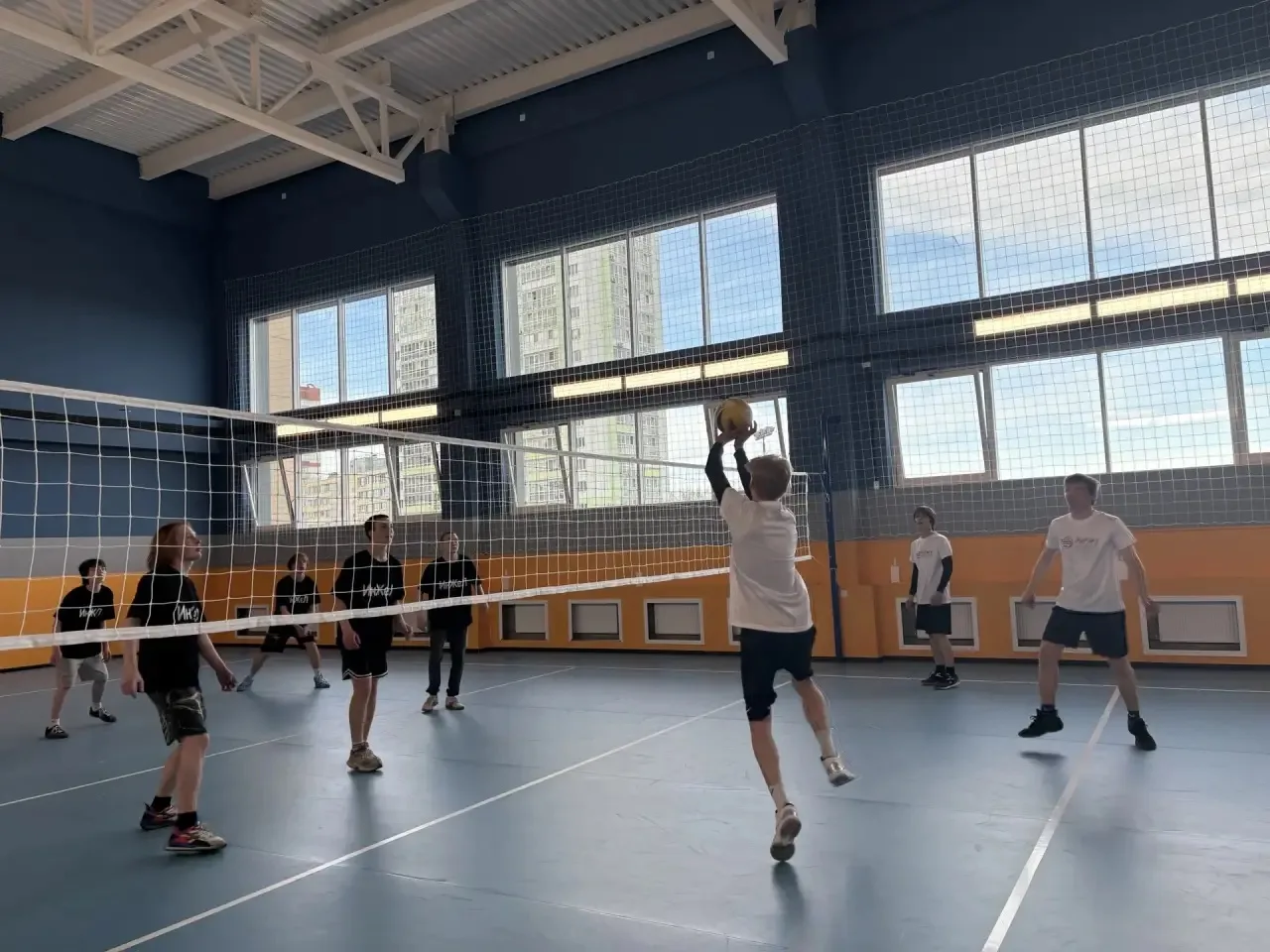 🏐 Все на волейбол!   Сегодня в нашем Лицее царил настоящий спортивный азарт! Состоялся товарищеский 
