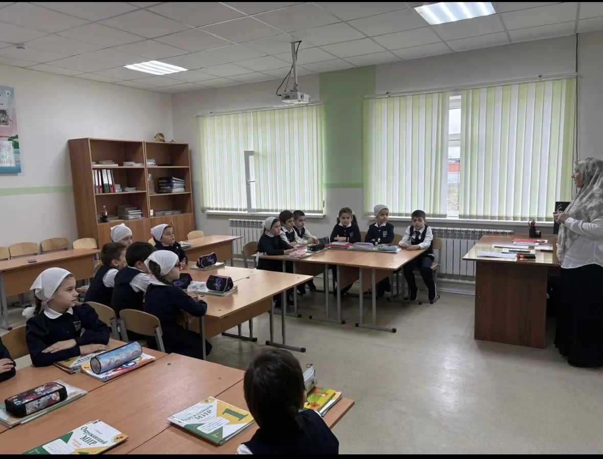 В МБОУ «СОШ им. С. Лорсанова с. Шаами-Юрт» в 1 «А» классе прошёл открытый урок по окружающему миру п