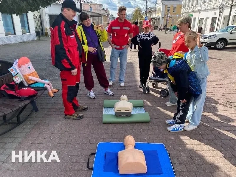 На Театральной площади учат оказывать первую помощь