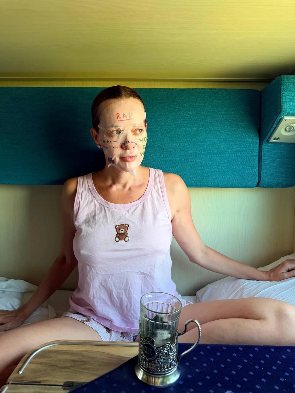 Сижу в очереди на заселение в отель. За спиной ночь, которую я не спала.

Краснодар–Симферополь, веч