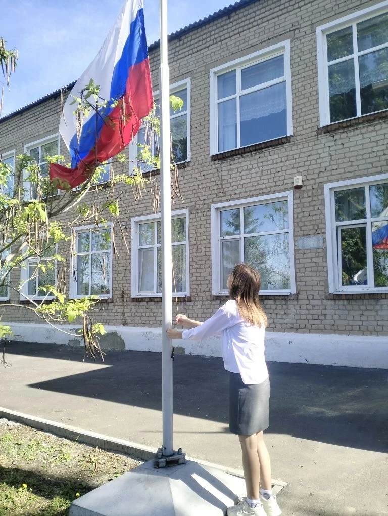 🇷🇺🇷🇺🇷🇺 Новая учебная неделя в нашей школе началась с торжества!