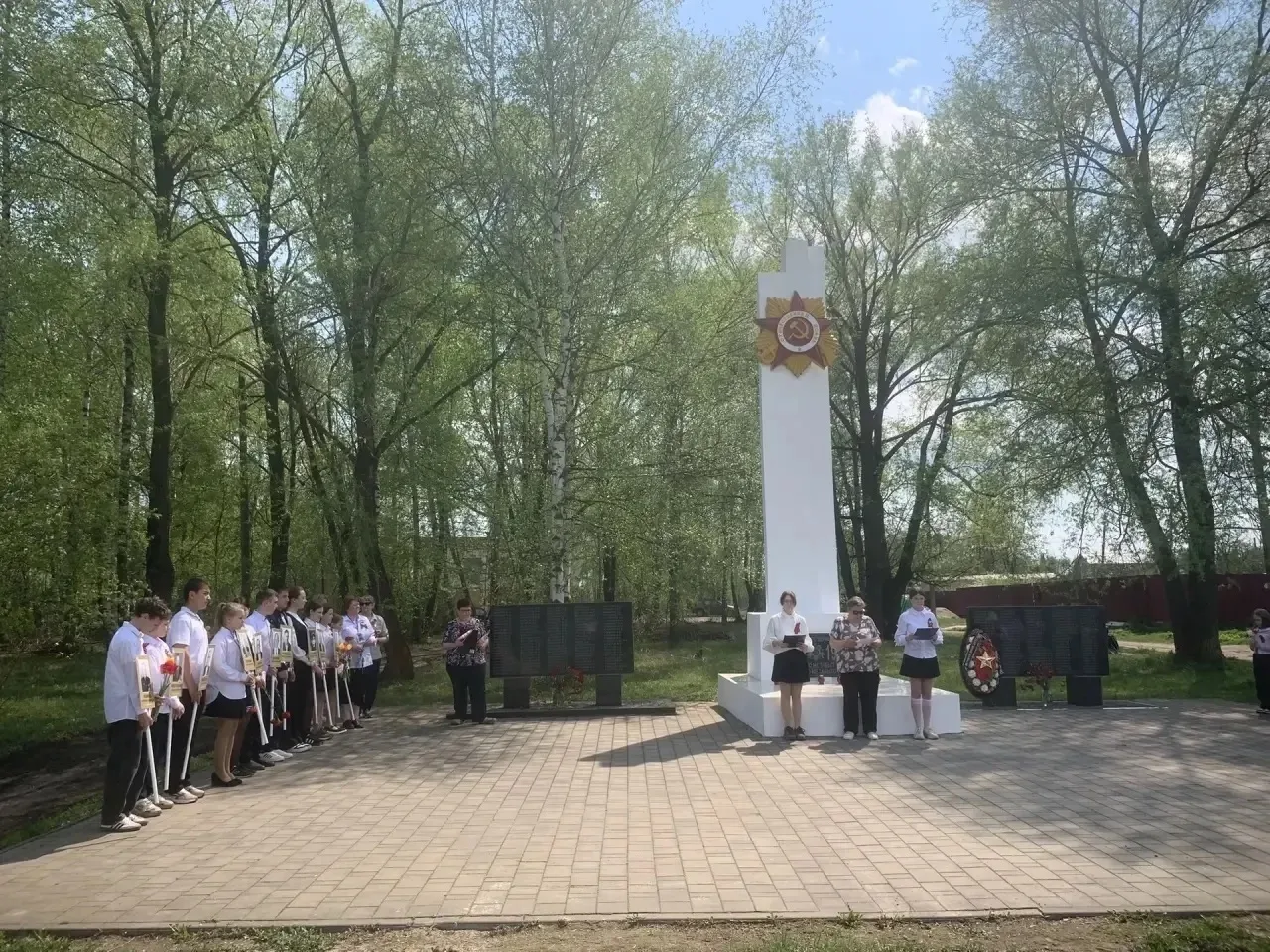 8 мая обучающиеся и учителя возложили цветы и венки к Обелиску в деревне Островки и Братской могиле 