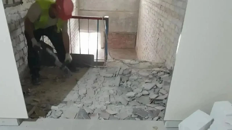 В Мариуполе продолжаются работы по восстановлению трамвайного депо. Специалисты из Санк...