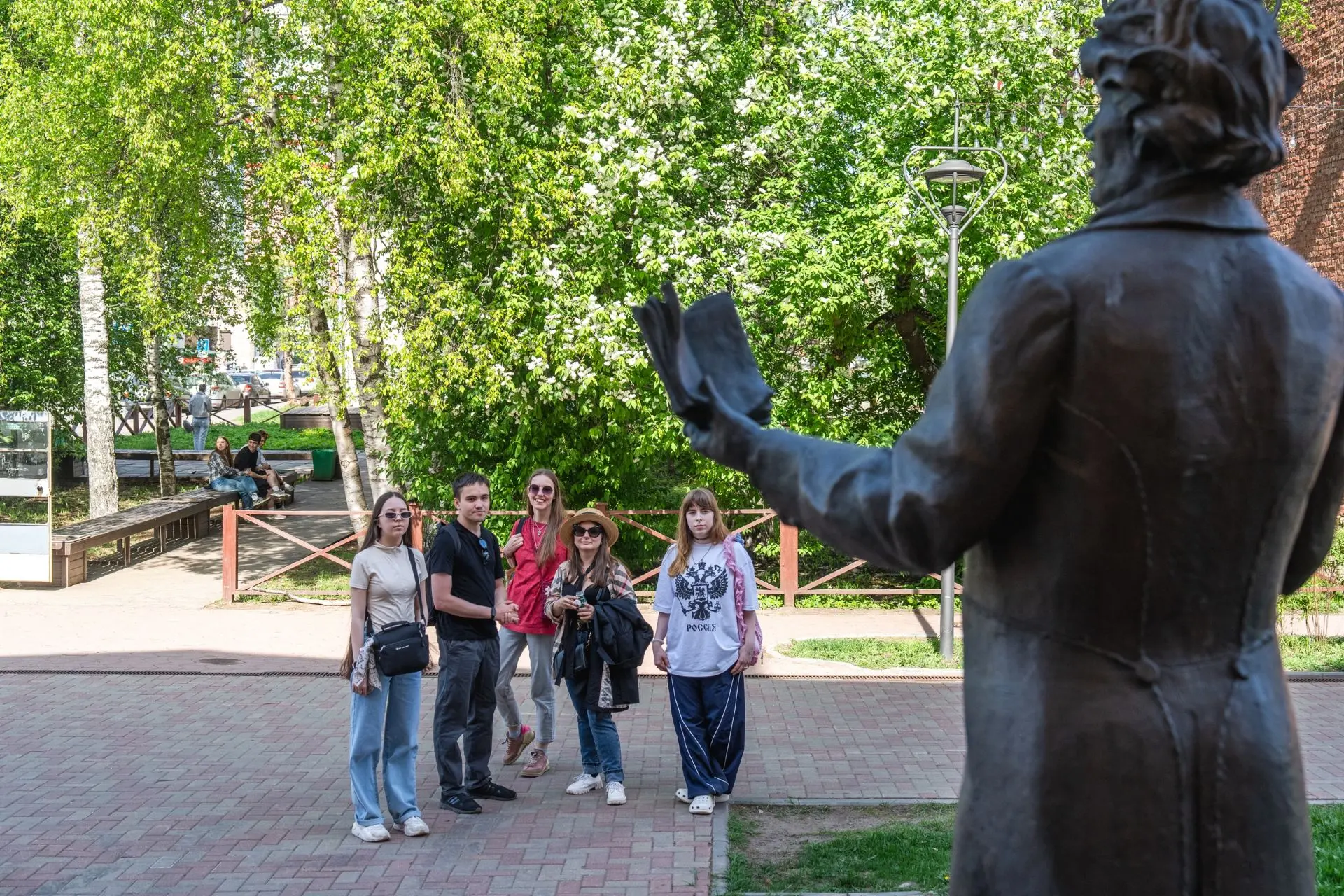 Участники межрегиональной студенческой кинолаборатории «Северный байопик» знакомятся с ...