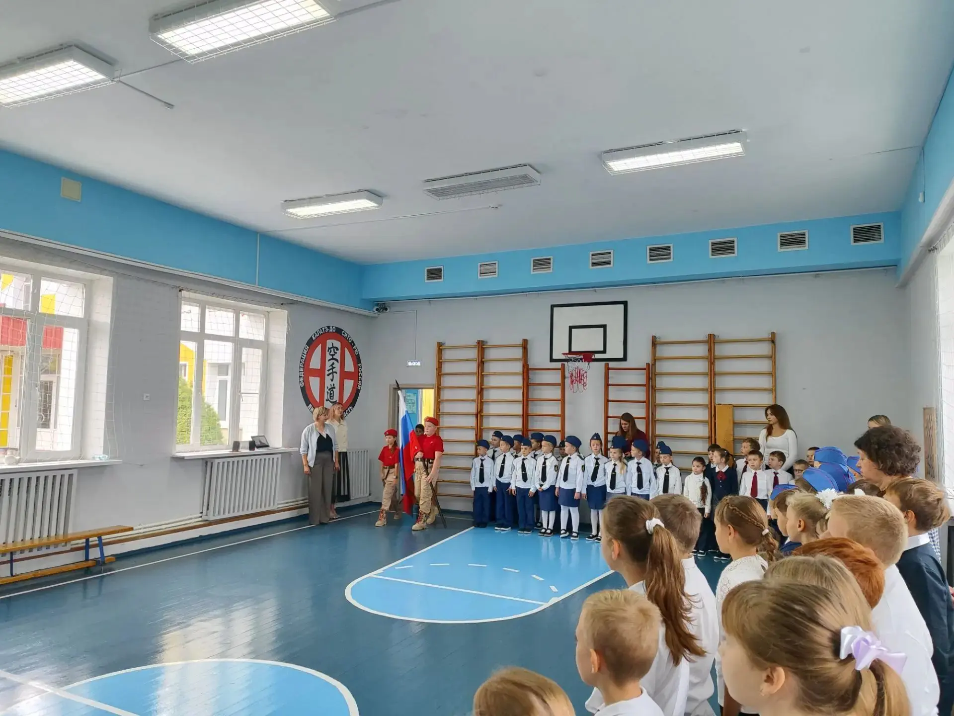 🔔 Утро понедельника, 28 сентября 2026 года, в нашей школе началось с торжественной лин...