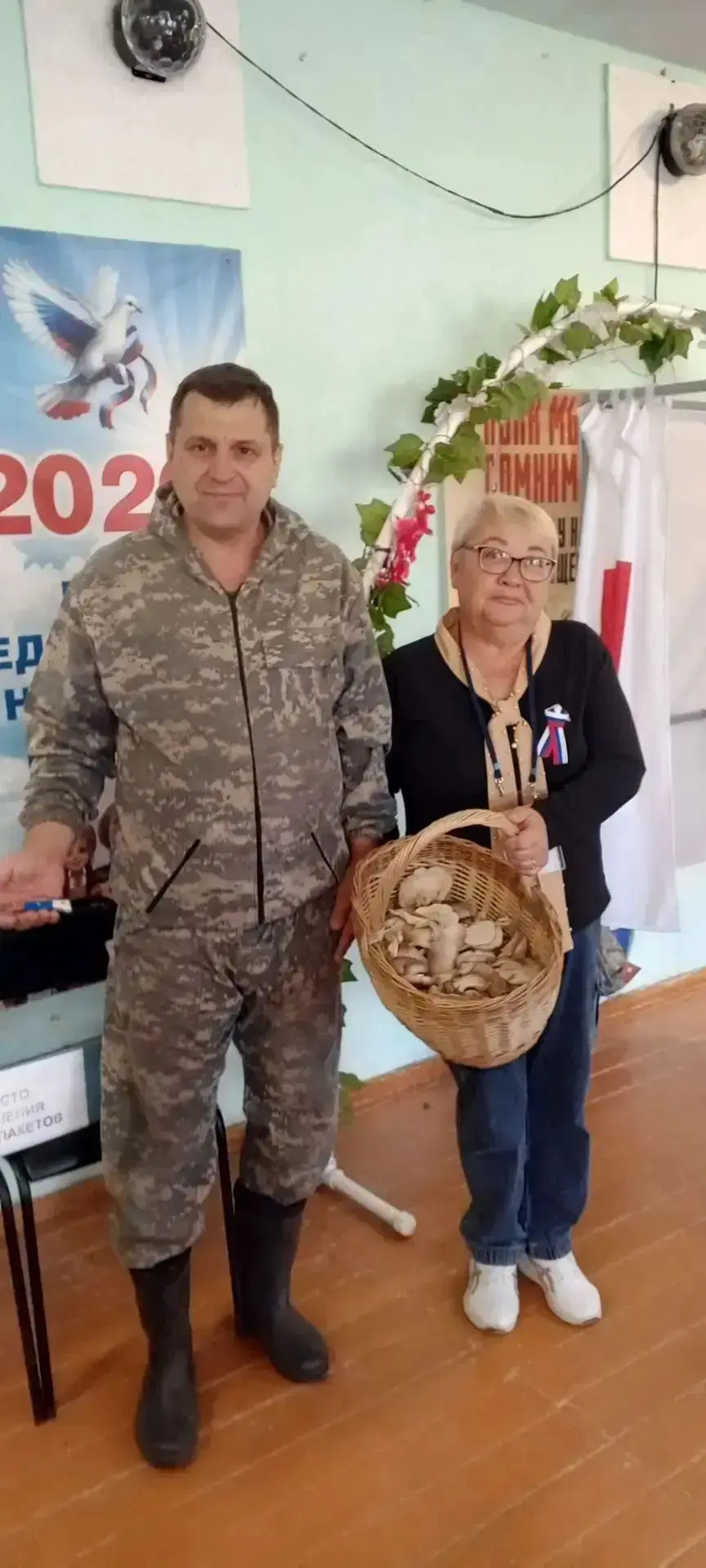 На участок 1704 зашёл избиратель с полной корзиной грибов — шёл из леса и по пути решил...