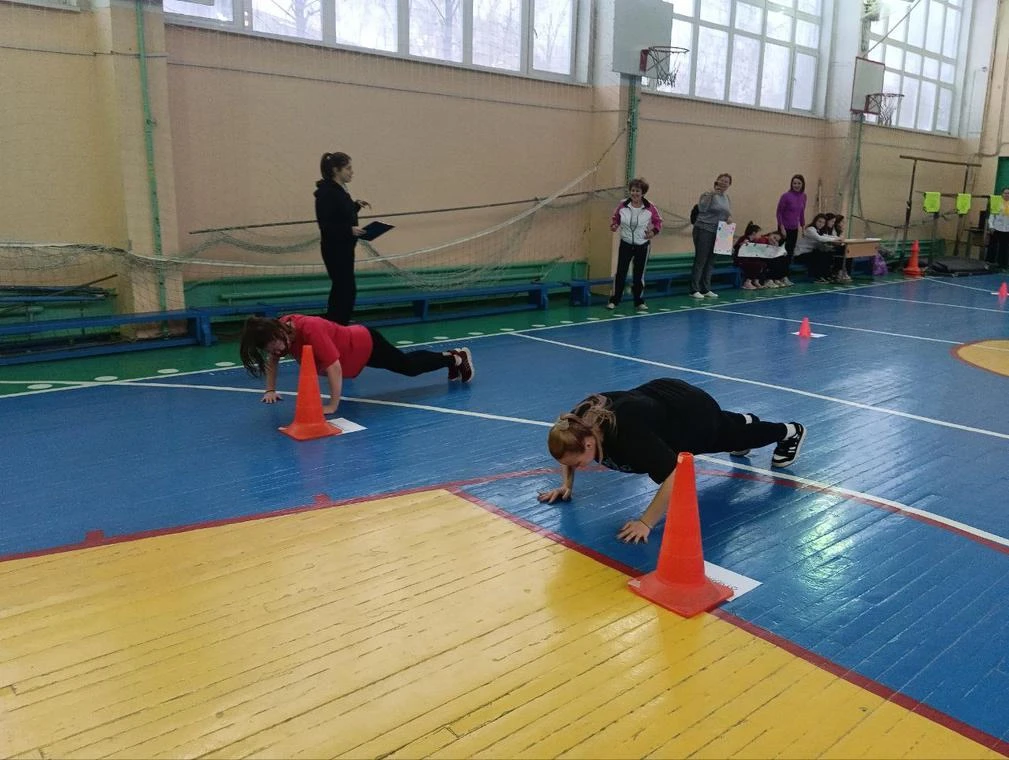 🏃‍♂️ 13 декабря в школе №145 прошли весёлые старты «Мама, папа, я — спортивная семья». Все фотографи