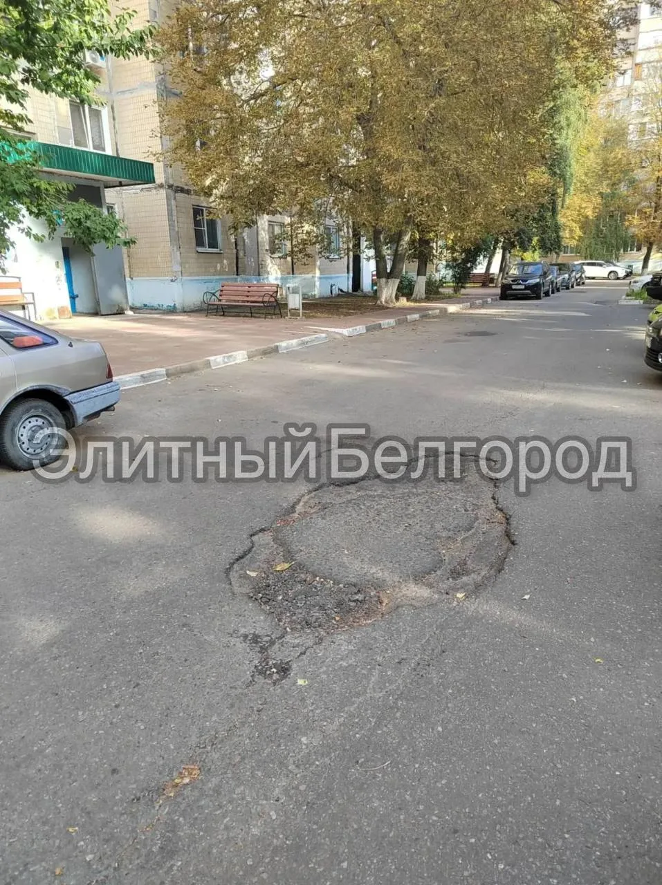 🕳️ Яма во дворе дома №15 на проспекте Ватутина месяцами остаётся без внимания