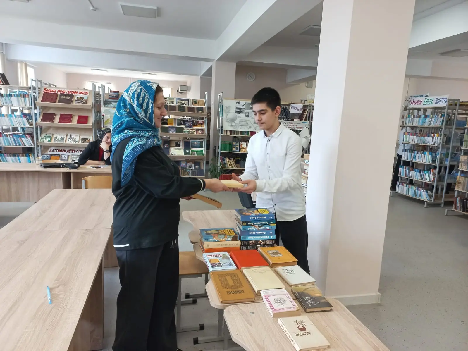 Активисты Движения Первых приняли участие в акции «Подари книгу школе» 📚  #ПервичкаВДеле #ДвижениеПе