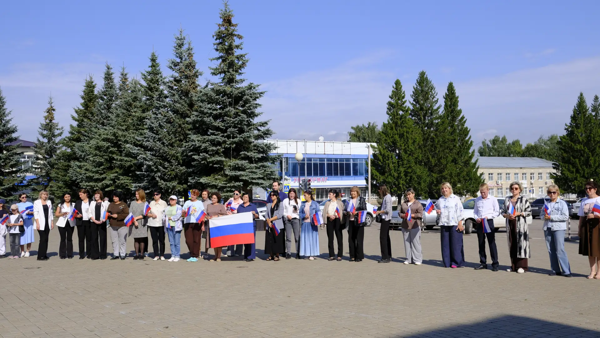 В преддверии Дня Государственного флага на площади районного дворца культуры состоялось...