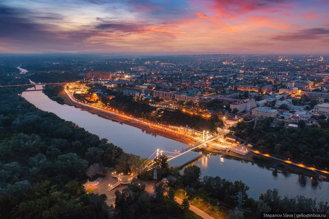 📍Оренбург

Город расположен почти в 1500 км от Москвы, а область граничит с Казахстаном. Официально