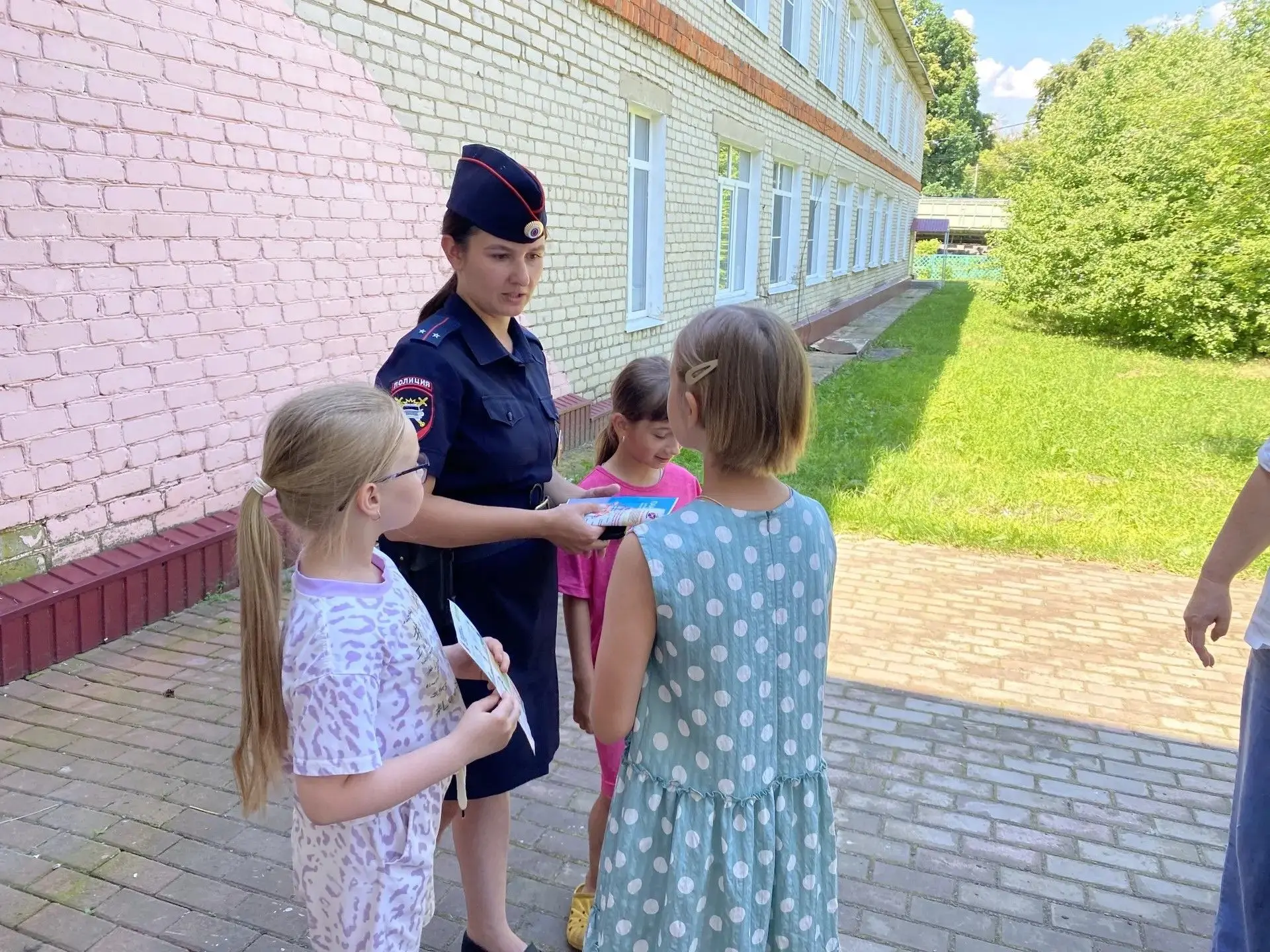 В лагере "Солнечный город" прошла важная встреча с инспектором ДПС. Лейтенант полиции Анастасия Павл