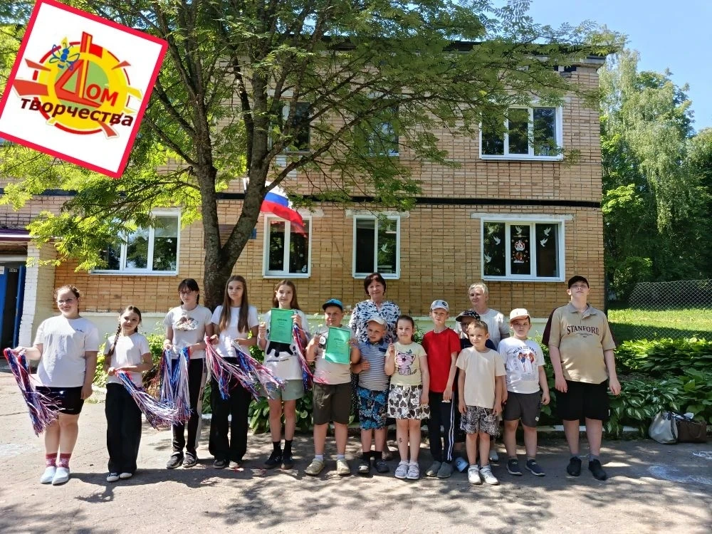 "Радюкинская школа" Тепло встретила педагогов "Дома творчества" праздничной концертной программой. Д