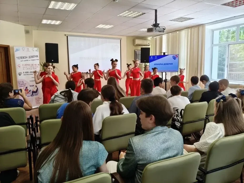 📍К Международному дню Детского телефона доверия в Центре «СемьЯ» прошла «Ярмарка доверия».  Липецкие