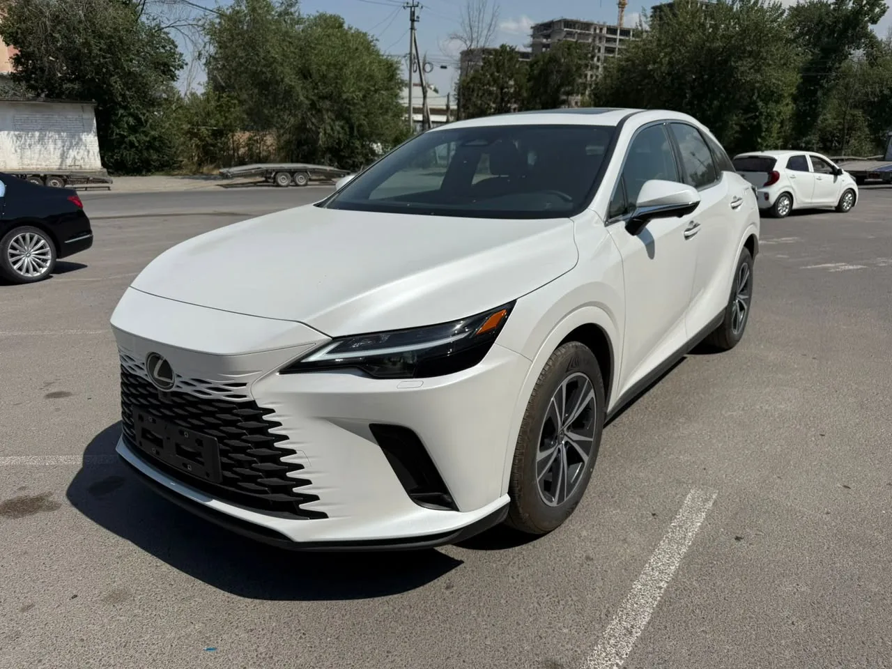 Lexus RX 300 4WD AT Enjoy 2.0 бензин 2026 (белый на черном)