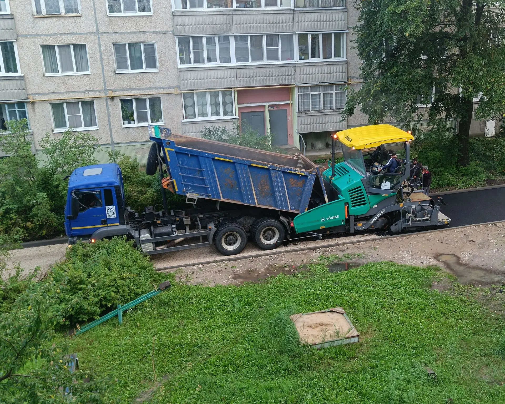 Прямо сейчас в рамках регионального проекта "Благодвор" проводятся работы по асфальтированию во двор