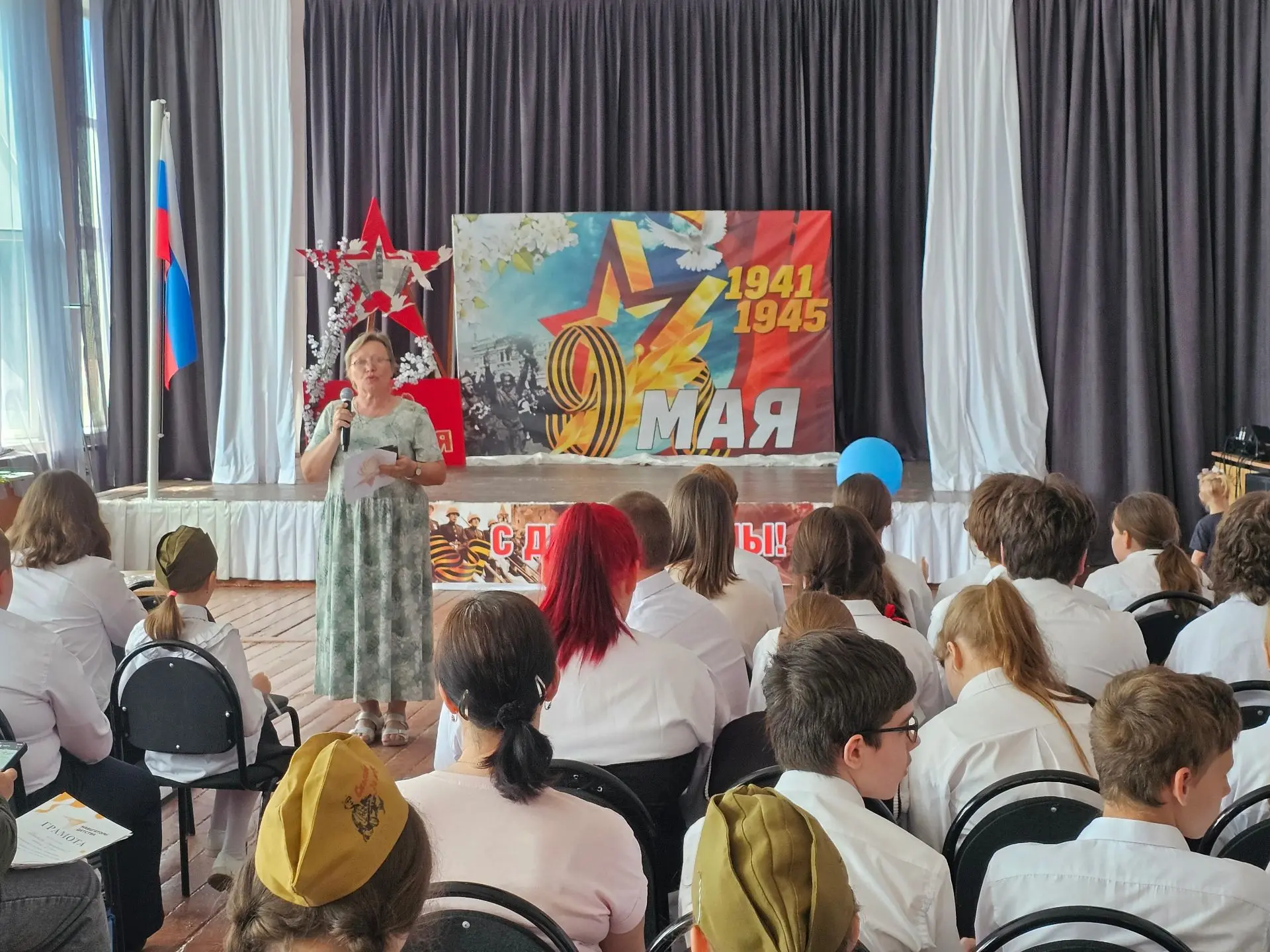 День Победы в школе отмечали дважды — сначала сердцем, потом красками.