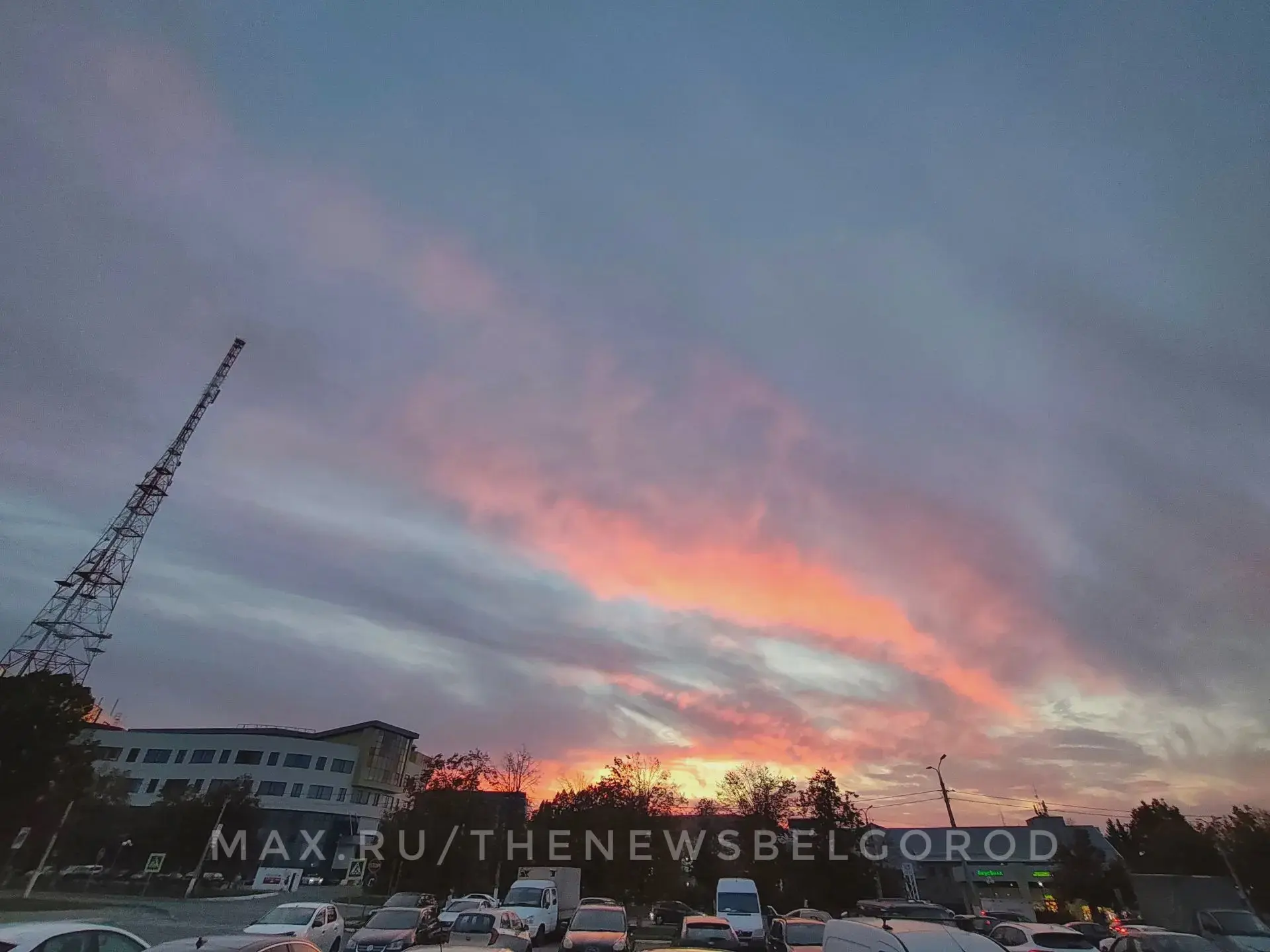 🌅 Небо над городом озарил великолепный закат